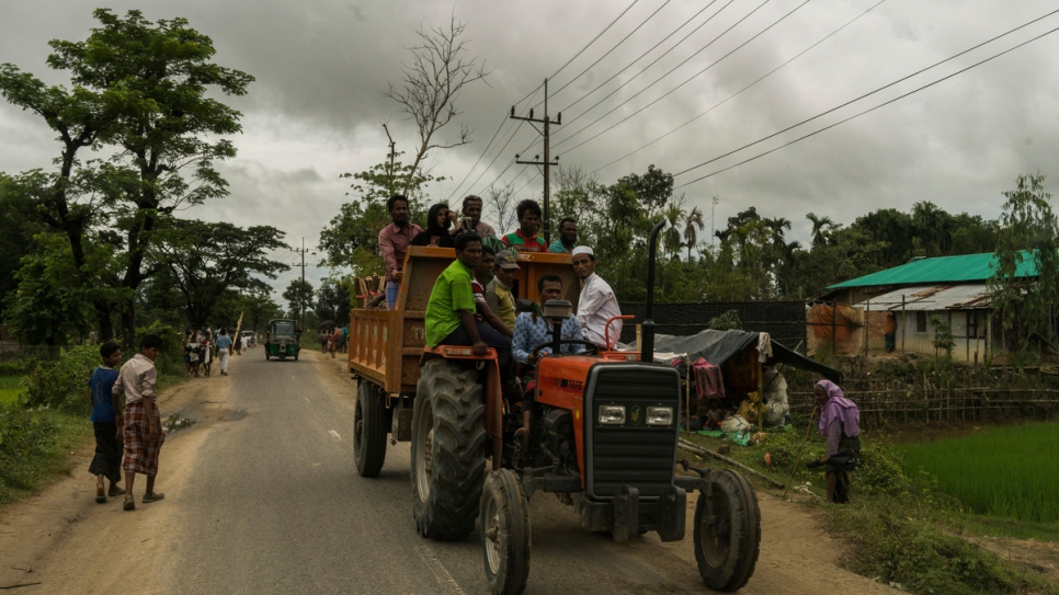 Des réfugiés rohingyas sont transportés entre les installations dans un tracteur et une remorque près de Thangkali, au Bangladesh.