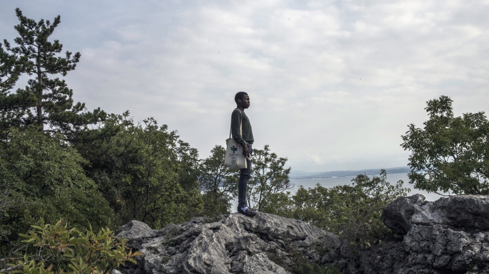 « Je monte ici pour me libérer l'esprit, pour écouter de la musique sur mon téléphone et chanter en même temps. Mon pays me manque », témoigne Emmanuel. 