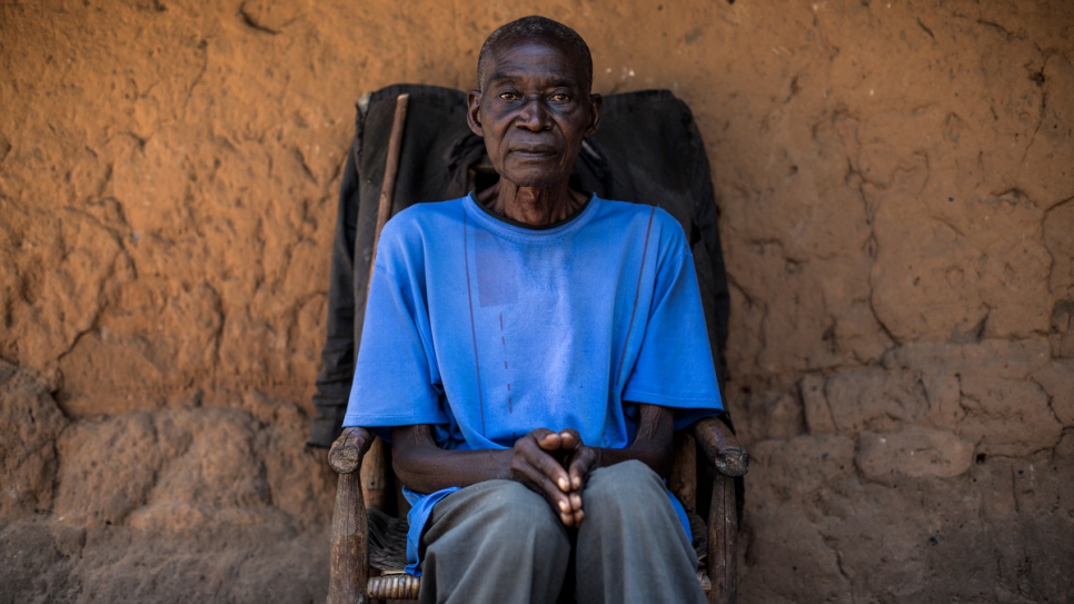 Mathieu Buende, 71 ans, a fui la province du Kasaï avec six enfants. A cause des longues heures de marche, il a les pieds et les jambes enflés. 