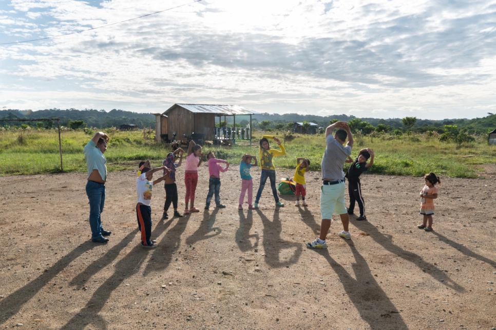 أطفال يلهون خلال حصة التربية البدنية، وهي مرة واحدة في الأسبوع. يأتي عامل اجتماعي من البلدية إلى المخيم ليقوم بأنشطة خاصة للأطفال.