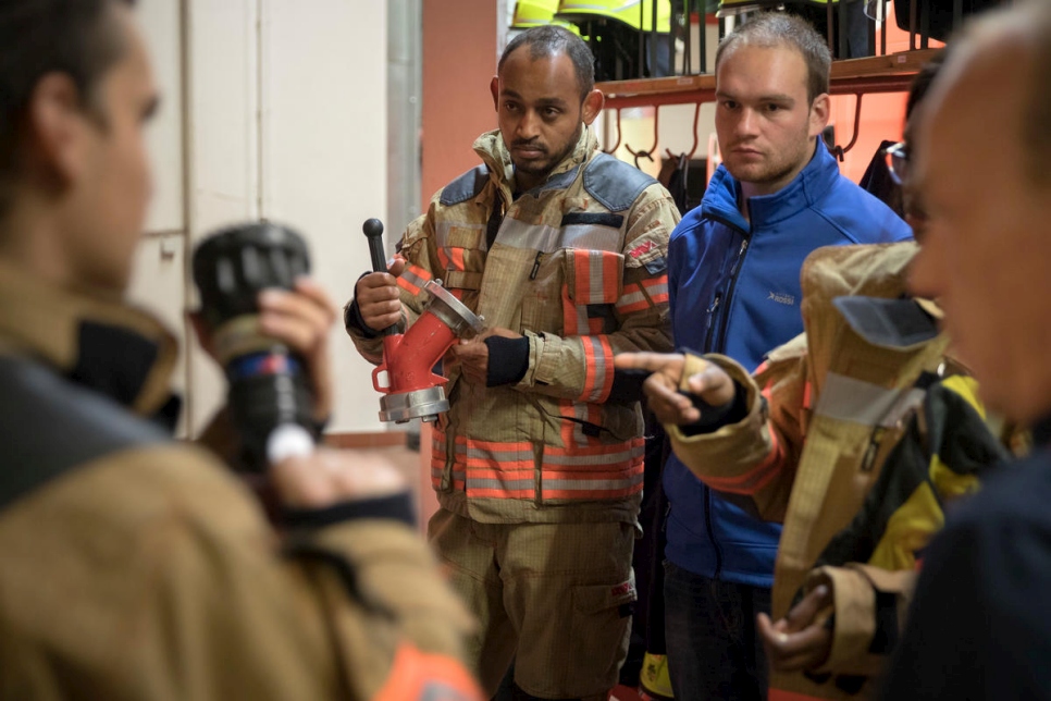 صورة: يوسف يصغي إلى ملخص الفريق. وقبل أن يتمكن من المشاركة في مهمة الإنقاذ أو إطفاء الحرائق الحقيقية الأولى، ما زال يتعين عليه أن ينجح في اختبارات أخرى.