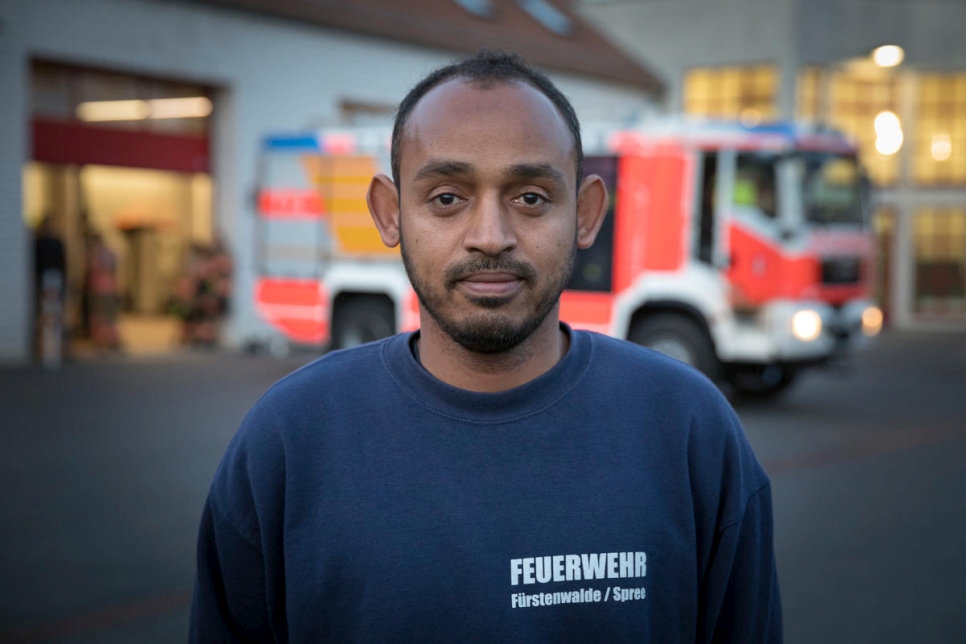 صورة: يقف يوسف، 37 عاماً، أمام محطة الإطفاء في بلدة فورستنوالدة، شرق ألمانيا، والتي انضم إليها مؤخراً كمتطوع.