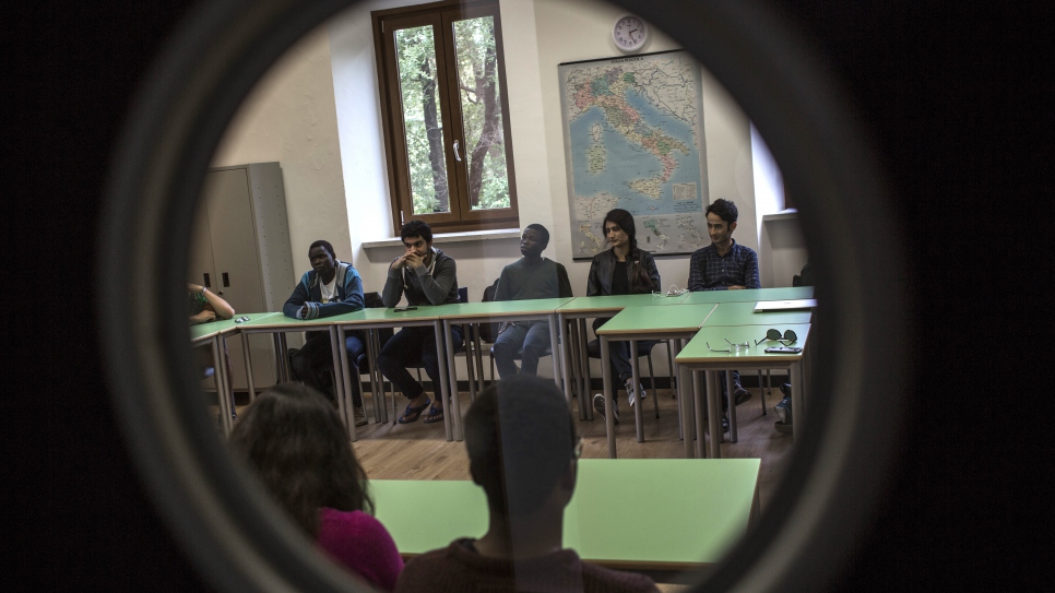 Emmanuel assiste, avec ses camarades de classe, à un cours donné par Helen Womack, reporter du HCR, pendant le premier semestre de sa première année. 