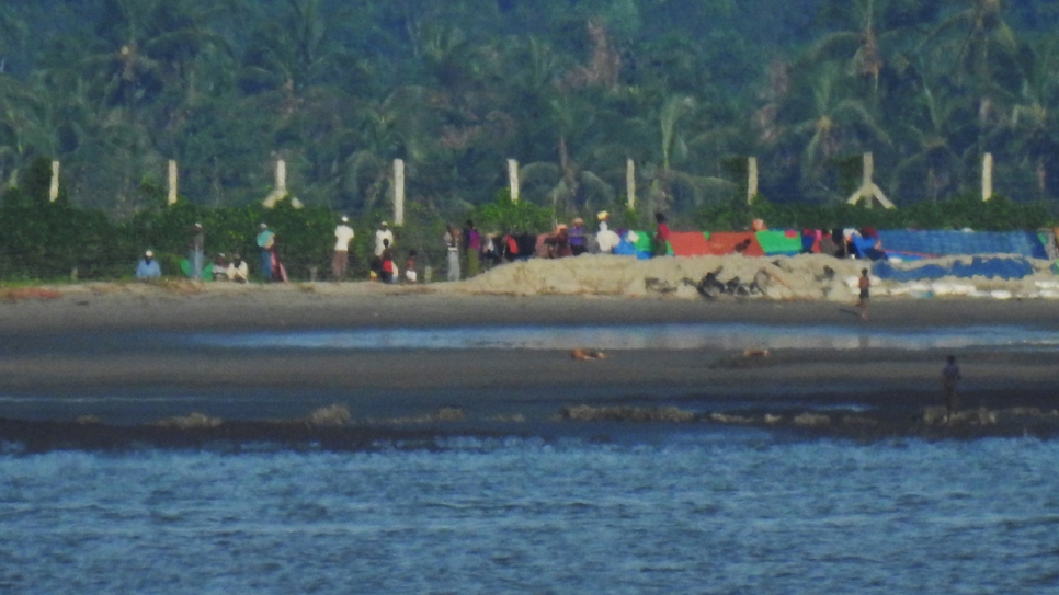 Photo longue distance à l'aide d'un zoom de 2000 mm depuis Shah Porir Dwip, Bangladesh, vers l'autre rive du fleuve Naf et un camp de fortune de déplacés rohingyas du Myanmar. La distance est d'environ 3 kilomètres à travers la rivière Naf. Des milliers de Rohingyas prévoiraient actuellement de tenter la traversée de la frontière vers le Bangladesh. 