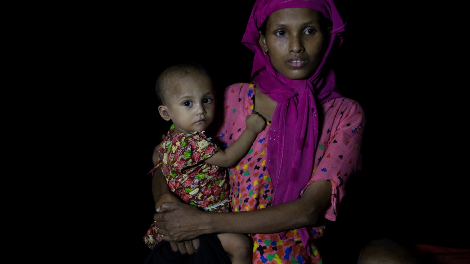 Des réfugiés rohingyas fuyant le Myanmar arrivent sur la plage de Shah Porir Dwip, près de Cox's Bazar, au Bangladesh, à bord d'un bateau en bois, sous le couvert de l'obscurité. 