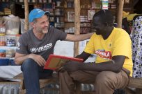 Autor und UNHCR-Sonderbotschafter Khaled Hosseini besucht Flüchtlingsdorf in Uganda