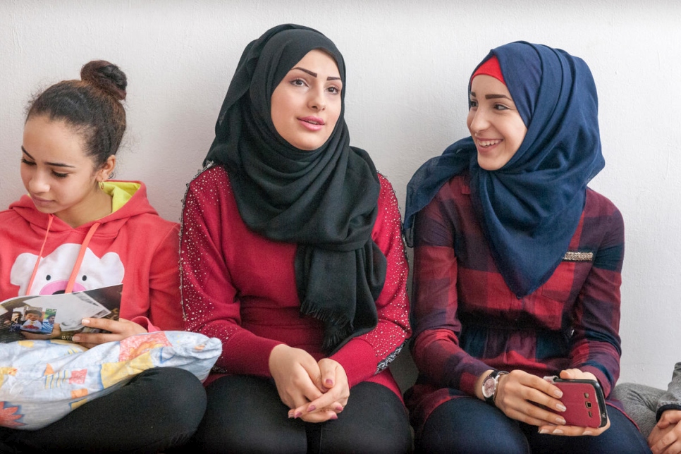 ثلاثة فتيات من عائلة الباشاوات السبع (من اليسار) هديل، 15 عاماً، وعبير، 20 عاماً، وغدير، 17 عاماً. غدير تريد أن تصبح ممرضة في حين أن عبير ستتزوج قريباً من سوري يعيش في النمسا.