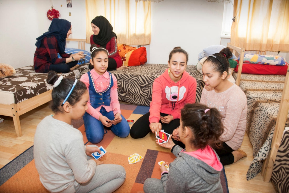 فتيات عائلة الباشاوات يتحدثن ويلعبن بفرح في منزلهن الجديد في فيينا بعد انتهاء عملية لم الشمل. 