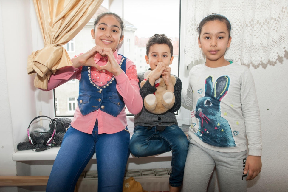 ثلاثة من أولاد عائلة الباشاوات (من اليسار) فاطمة وعلي وأمل يستقرون في منزلهم الجديد بعد لم شملهم مع والدهم في فيينا.