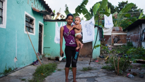 Genesis Cerrato, 16 ans, tient dans les bras son fils âgé d'un an. Avec toute sa famille, elle a fui les violences dans son pays natal, le Honduras. 