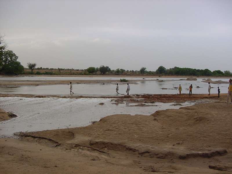 Seasonal rains flood the road between Farchana camp and the main eastern Chad town of Abéché. (June 2004)