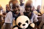 Des enfants réfugiés dans le camp de Gorom, au Soudan du Sud, recoivent le 23 août 2017 les jouets collectés au musée du Quai Branly à Paris. Ce camp a été mis en place en 2010 et accueille 1833 réfugiés, principalement originaires d'Ethiopie. 