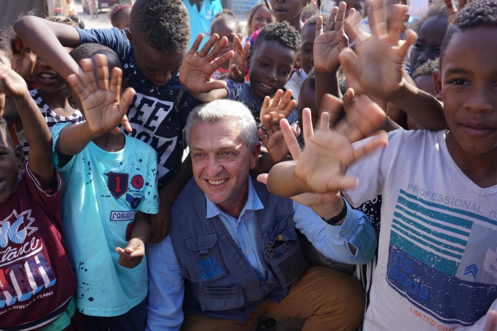 Filippo Grandi, Haut Commissaire des Nations Unies pour les réfugiés, rencontre des familles dans l'installation de déplacés internes de Triq Al Matar à Tripoli. Les familles présentes dans l'installation sont déplacées internes depuis la révolution libyenne de 2011.