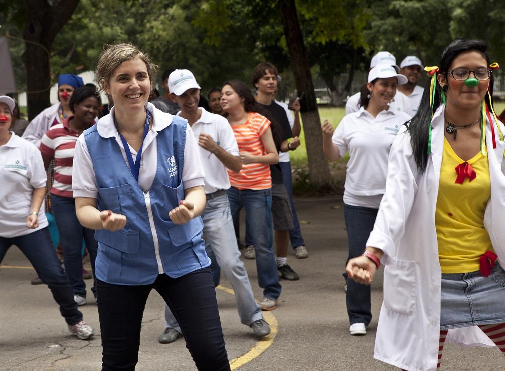 Photo caption: Alba Marcellán, Associate Protection Officer at UNHCR Venezuela, with refugees and asylum seekers at activities carried out by UNHCR and its partners on World Refugee Day, June 2014 (© ACNUR/T. Font)