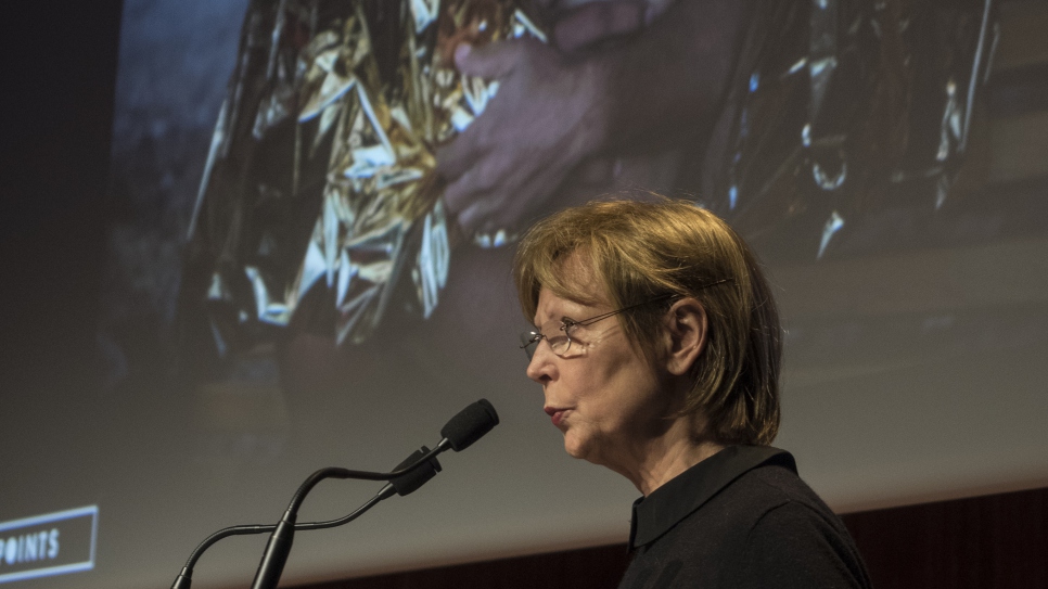 L'écrivaine française, Lydie Salvayre, qui a gagné le prix Goncourt 2014, lit sa nouvelle "Défense et illustration du fragnol" publiée dans le livre "Bienvenue!" sur les réfugiés, au cours du lancement de la publication à la Bibliothèque nationale François Mitterrand à Paris, le 3 décembre 2015.