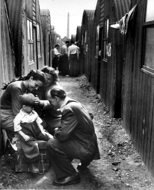 La première mission du HCR en 1951 a consisté à aider près d'un million de civils, européens pour la plupart, notamment ces réfugiés dans un camp en Allemagne, encore déracinés au lendemain de la Seconde Guerre mondiale.