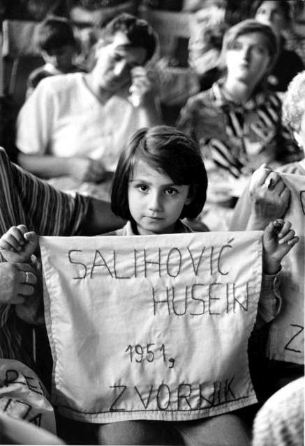 La guerre dans les Balkans dans les années 1990 a provoqué le déplacement de trois millions de personnes et 8 000 hommes et garçons de l'enclave bosniaque musulmane de Srebrenica ont été exécutés. Les femmes et les enfants pleurent la mort de leurs hommes une année après la chute de Srebrenica.
