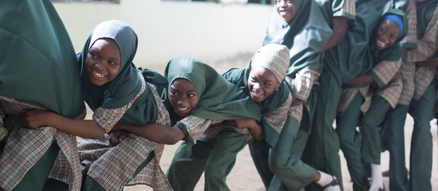 Les élèves de l'École de la Fondation islamique des prouesses futures aiment se dépenser pendant les pauses. Maiduguri, État de Borno, Nigéria. 