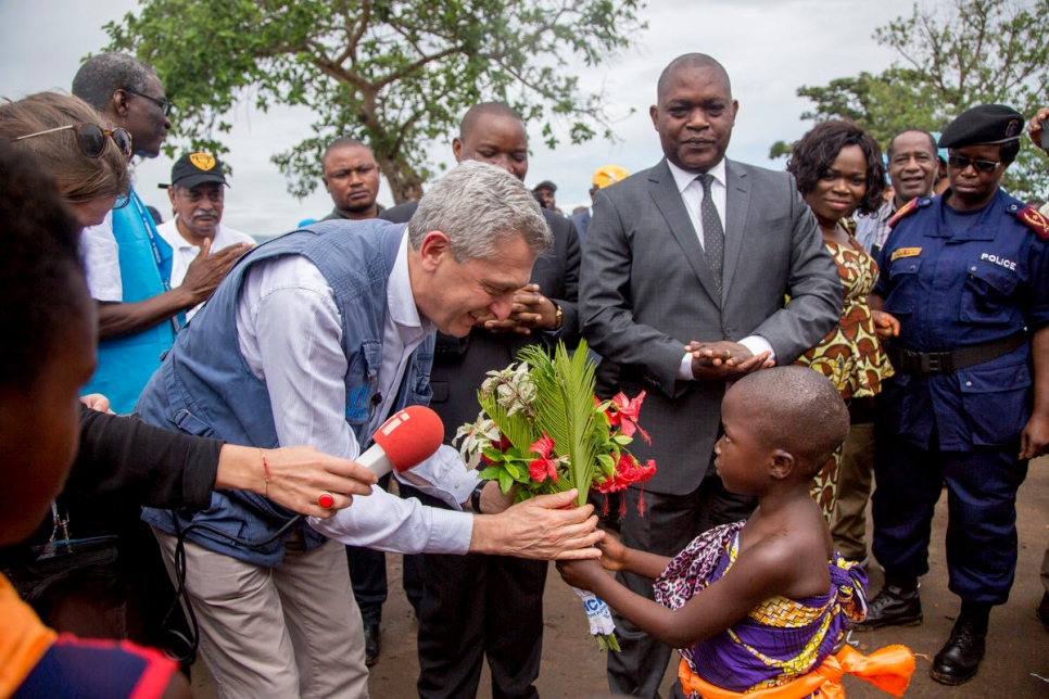 المفوض السامي، فيليبو غراندي، يلقى ترحيباً من فتاة بوروندية لاجئة في مخيم مولونغوي للاجئين في كيفو الجنوبية، جمهورية الكونغو الديمقراطية.