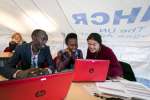 Jonas Havugimana (à gauche) et Grace Muvunyi Nshimiyumukiza (au centre) assistent à une démonstration d'apprentissage mobile du Digital Promise Global dans une tente du HCR lors de la Semaine de l'apprentissage mobile 2017, tenue au siège de l'UNESCO à Paris, du 20 au 24 mars 2017.
Jonas est un étudiant en médecine congolais de 27 ans qui est réfugié au Rwanda. Grace est une étudiante réfugiée de 21 ans originaire du Rwanda, née en Tanzanie et résidente du camp de réfugiés Kakuma au Kenya.