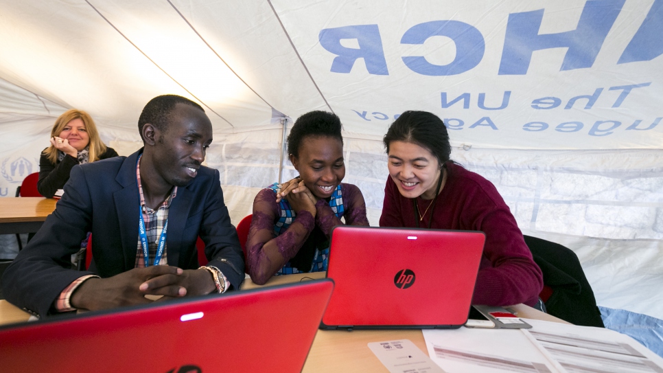 Jonas Havugimana (à gauche) et Grace Muvunyi Nshimiyumukiza (au centre) assistent à une démonstration d'apprentissage mobile du Digital Promise Global dans une tente du HCR lors de la Semaine de l'apprentissage mobile 2017, tenue au siège de l'UNESCO à Paris, du 20 au 24 mars 2017.
Jonas est un étudiant en médecine congolais de 27 ans qui est réfugié au Rwanda. Grace est une étudiante réfugiée de 21 ans originaire du Rwanda, née en Tanzanie et résidente du camp de réfugiés Kakuma au Kenya.