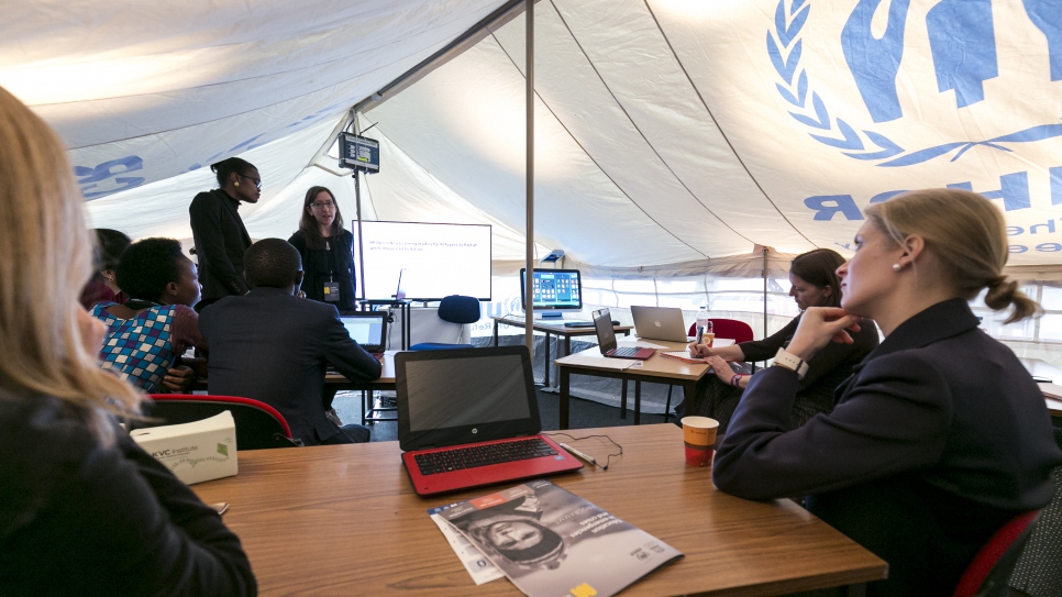 Chelsea Waite et Elyse Gainor du Digital Promise Global présentent leur travail et leurs solutions dans une tente du HCR lors de la Semaine de l'apprentissage mobile 2017 au siège de l'UNESCO à Paris du 20 au 24 mars 2017.

