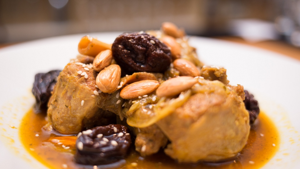 Plat fait de poulet, de prunes et d'amandes préparé par le chef marocain réfugié, Mohammed, et servi au restaurant L'Artisan de Madrid, à l'occasion du Refugee Food Festival.