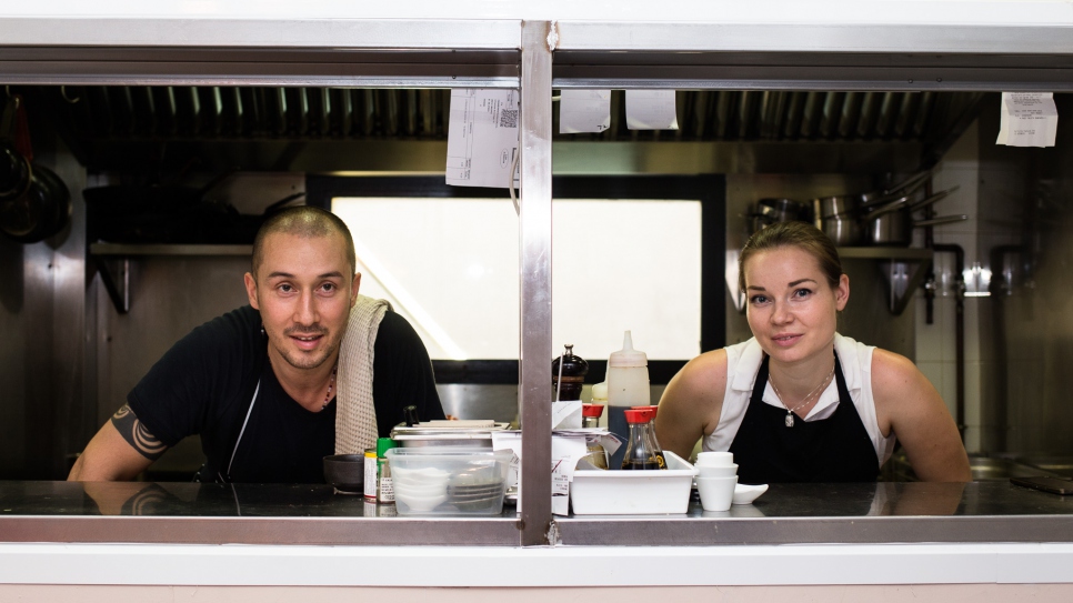 Le chef du restaurant l'Artisan à Madrid pose dans la cuisine avec la chef ukrainienne réfugiée, Natalia, le 22 juin 2017. Ils cuisinent ensemble à l'occasion du Refugee Food Festival.
