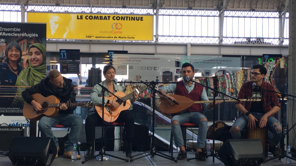 Le musicien kurde irakien, Diyar Üren (gauche), un réfugié en France, joue un mélange de musique traditionnelle kurde et grecque avec d'autres musiciens professionnels, notamment son frère, Dilcivan Uren (droite), également un réfugié en France, à la Gare de Lyon le 21 octobre 2017.