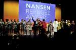 Le maître de cérémonie, Neshan, animateur à la télévision libanaise et l'une des personnalités qui soutient le HCR, avec Konstantinos Mitragas et Efi Latsoudi à la cérémonie 2016 de remise de la distinction Nansen pour les réfugiés. 