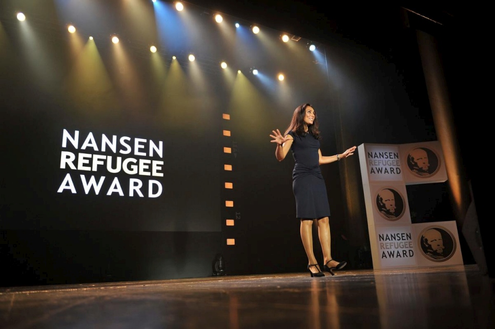 Cérémonie de remise de la distinction Nansen pour les réfugiés du HCR à Genève, Suisse : Isabelle Kumar, présentatrice d'Euronews, anime la cérémonie 2013. 