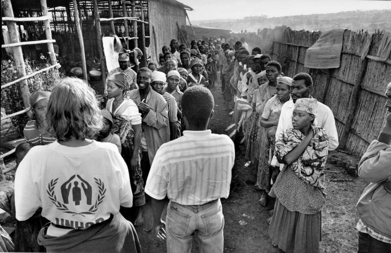 شملت أزمة البحيرات العظمى في إفريقيا أيضاً بوروندي التي لجأ إليها 270,000 رواندي، بمن فيهم هذه المجموعة في مخيم موغانو، وذلك بحثاً عن الأمان. 
