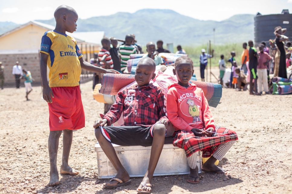 أطفال وصلوا حديثاً ينتظرون نقلهم من قبل المفوضية من مركز نادابال للعبور إلى مخيم كاكوما للاجئين في كينيا.