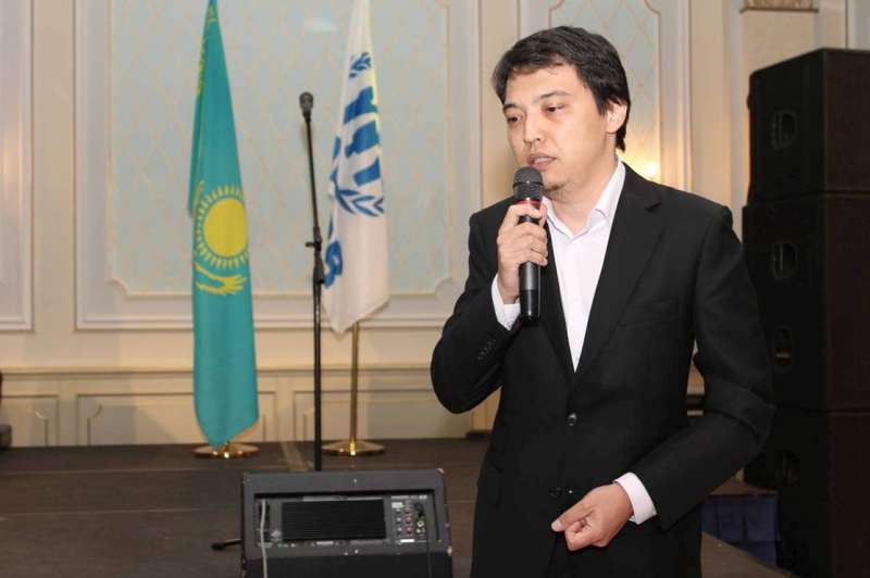 Aidos Sagat est un compositeur interprète qui, depuis vingt ans, contribue à la diffusion de la musique pop au Kazakhstan, alors que le pays d'Asie centrale se libère de plusieurs décennies de domination soviétique. Outre la qualité de sa musique, l'artiste doit sa popularité au fait que, tout comme son groupe, Urker, il chante en kazakh. Depuis quelques années, Aidos Sagat se consacre à l'action sociale et humanitaire, utilisant sa popularité et son influence pour aider les personnes dans le besoin, y compris les réfugiés et les apatrides vivant dans son pays. Depuis 2010, il collabore avec le HCR pour aider les réfugiés, notamment les enfants. Il a encouragé les jeunes à découvrir la musique et l'art, organisé des spectacles gratuits pour les enfants réfugiés et aidé une jeune musicienne réfugiée à poursuivre sa carrière. Il a aussi participé à la Journée mondiale des réfugiés, s'exprimant sur la question des réfugiés et appelant la population à faire preuve de tolérance et de respect envers les personnes déplacées de force et les apatrides. En mai 2013, Aidos Sagat a été nommé Ambassadeur de bonne volonté du HCR.