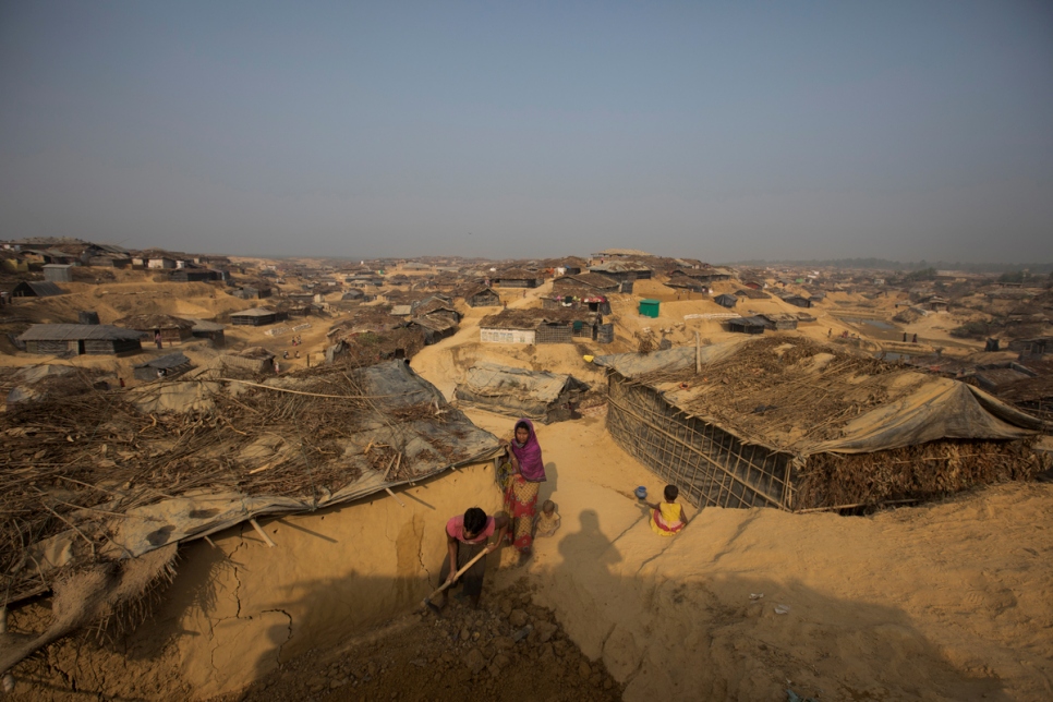 Des familles de Rohingyas récemment arrivés construisent leurs nouvelles habitations partout où elles peuvent à Cox's Bazar, au Bangladesh, loin des sites de fortune surpeuplés qui accueillent des dizaines de milliers de Rohingyas depuis octobre 2016. 