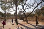 Des enfants jouent dans le camp d'Amboko, au sud du Tchad.