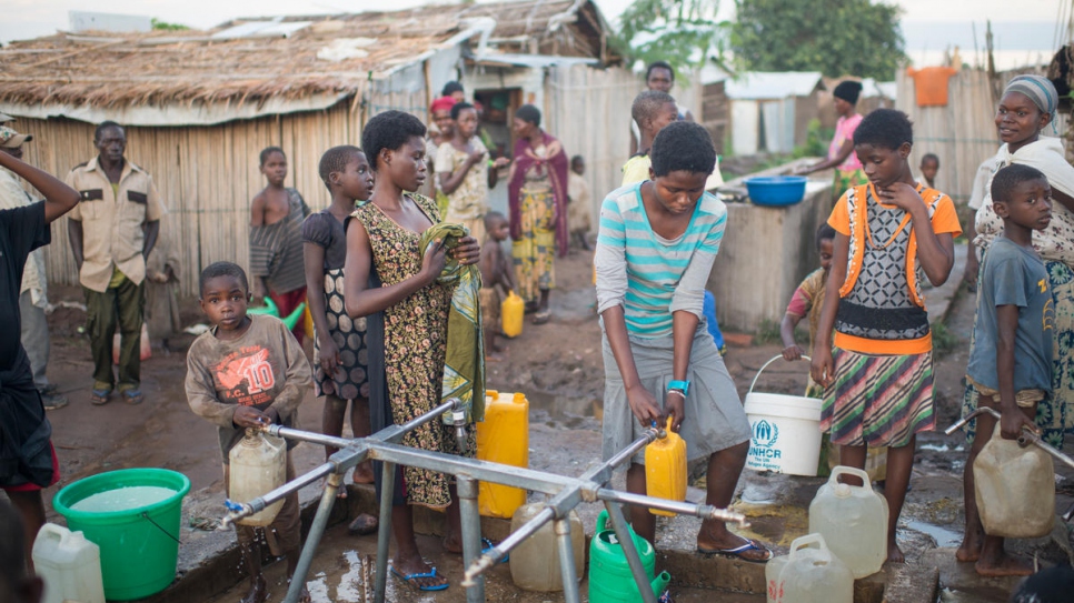 Des réfugiées burundaises collectent de l'eau potable au camp de Lusenda en République démocratique du Congo. 