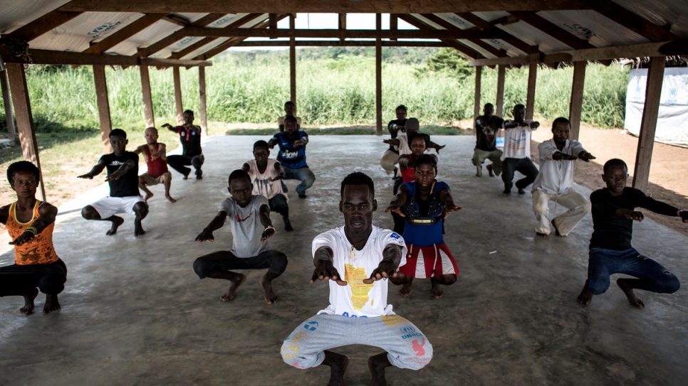 Des réfugiés s'échauffent avant un cours de danse dans le camp d'Inke, en République démocratique du Congo. 