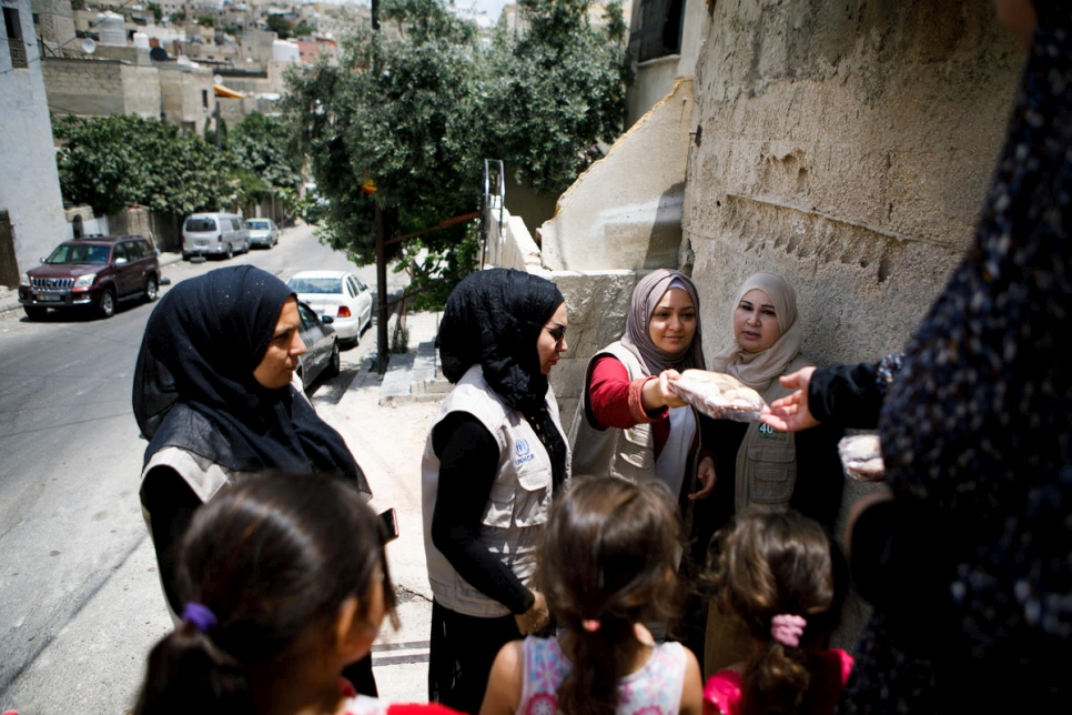 سلمت لاجئات متطوعات تابعات للمفوضية المعمول إلى الأسر المحتاجة في عمان، الأردن.