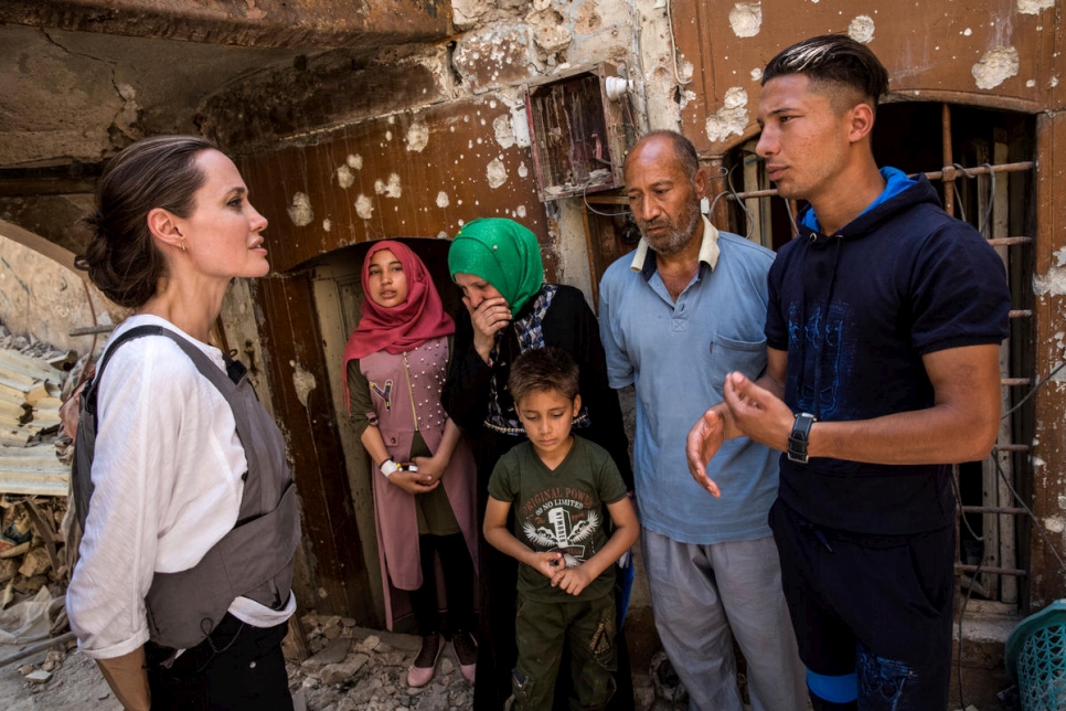 L'Émissaire spéciale du HCR, Angelina Jolie, rencontre Tahsin (à droite) et sa famille, dans l'ouest de Mossoul, en Irak. Sa soeur aînée, âgée de 17 ans, a été tuée par un obus de mortier qui a presque entièrement détruit la maison familiale. Il est accompagné de ses parents, Mohamed et Hoda, ainsi que deux de ses frères et soeurs encore en vie. 