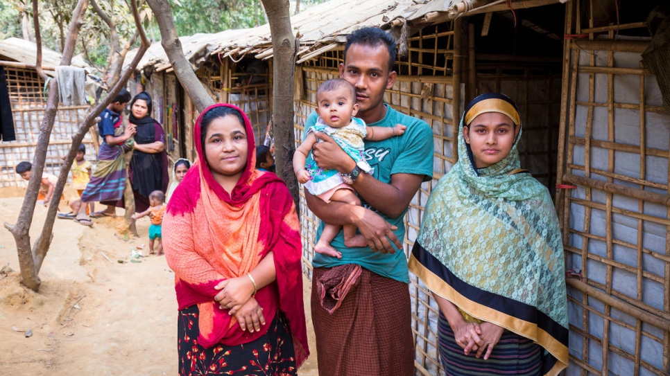 Khaleda Begum (à gauche) avec Mohammed Kausar, sa femme Safita Begum et sa fille Rumi. Khaleda a permis à cette famille réfugiée de rester sur les terres de sa ferme à son arrivée depuis le Myanmar. 