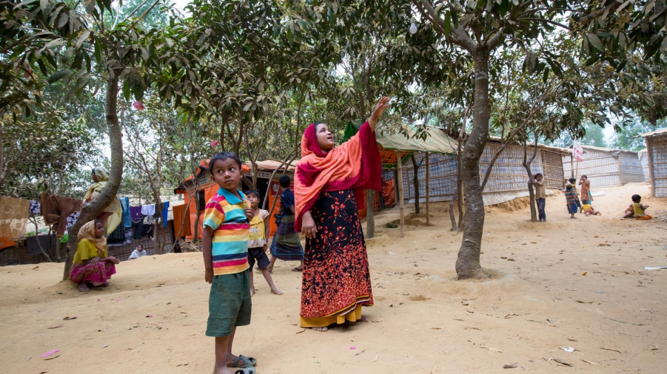 Khaleda Begum a abattu des arbres fruitiers sur les terres de sa ferme pour loger des familles de réfugiés. 
