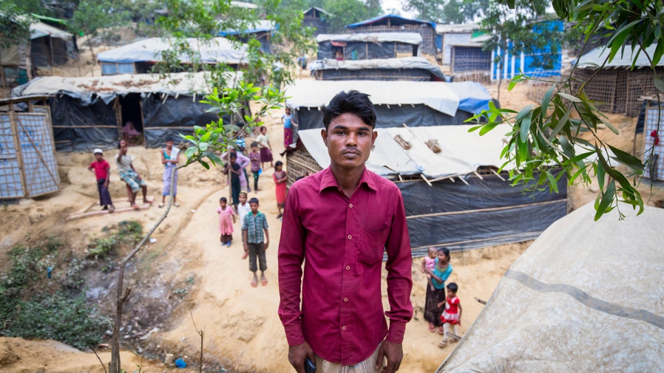 Mohammed Karim dans une partie de sa ferme, aujourd'hui utilisée pour loger des familles rohingyas dans des abris de fortune.  