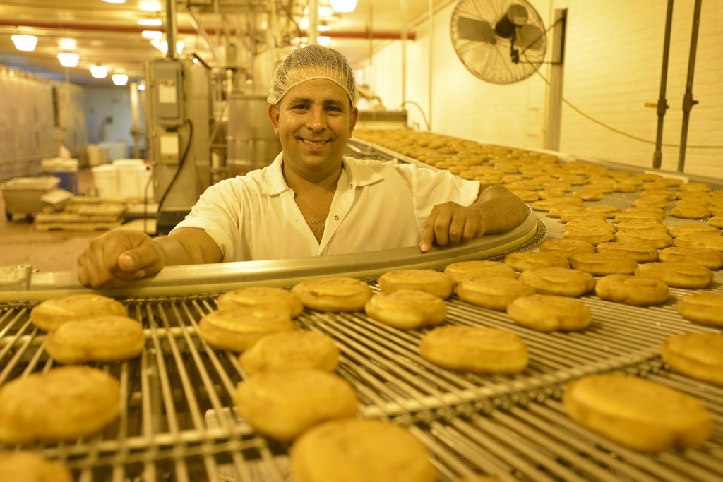 Yovuny Lobrada munkahelyén, a Carolina Foods sütödéjében - Fotó: © UNHCR/S. Rich