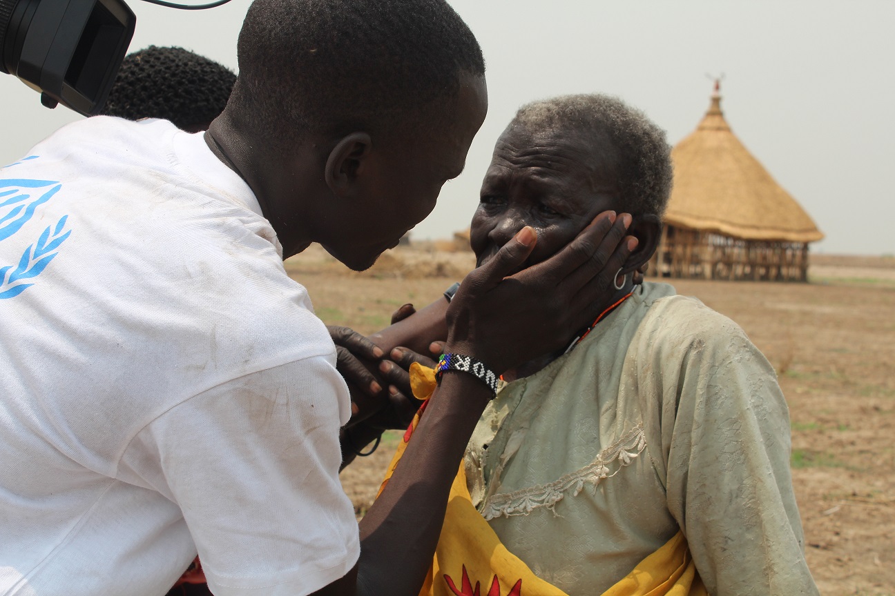 Guor-Mading-and-his-mom-lovingly-stares-into-each-others-eyes.-UNHCR+»Ôé¼-óT.Ongaro