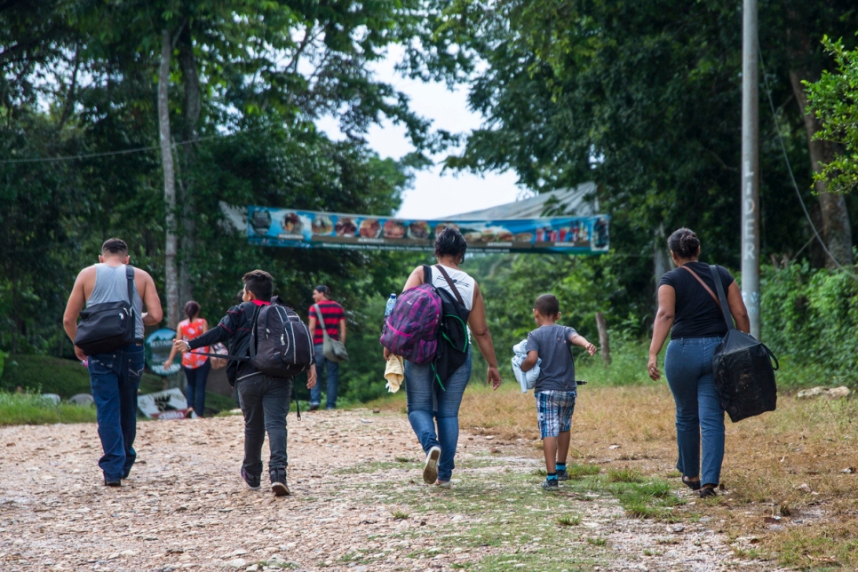 عائلة من هندوراس تدخل إلى بلدة لاتيكنيكا في غوتيمالا بالقرب من المكسيك.