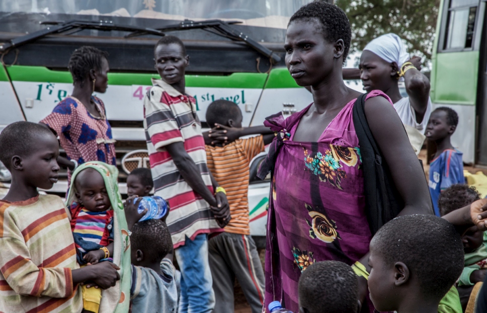 اللاجئة الجنوب سودانية نياويت، برفقة 10 أطفال، بعد وقت قصير من وصولهم إلى مخيم غور شومبولا في إثيوبيا.