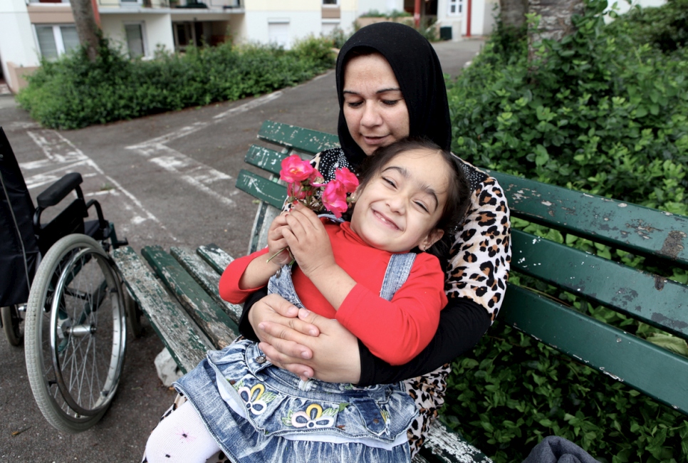 الطفلة السورية اللاجئة آية، 4 أعوام، تعاني من السنسنة المشقوقة، وهذا يعني أنها مشلولة من الخصر إلى الأسفل. أعيد توطينها مع عائلتها في لافال، شمال غرب فرنسا.