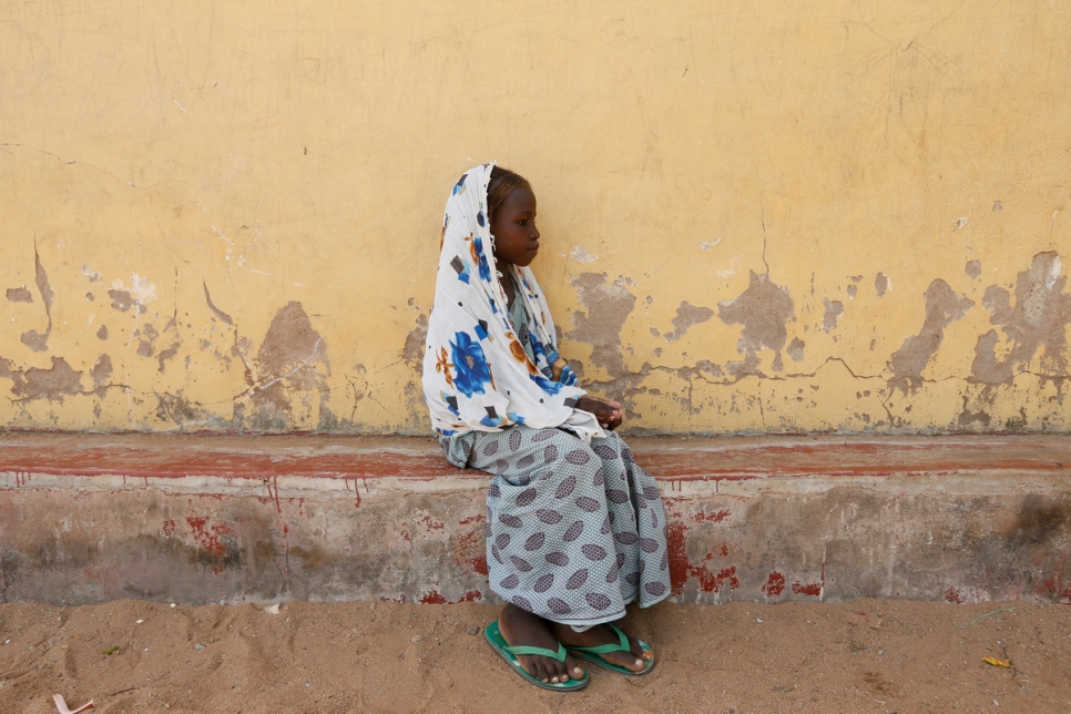  يجلس الطفل عيسى آج المنفصل عن ذويه والبالغ من العمر ثمانية أعوام بمفرده في مخيم فوفور للنازحين داخلياً في ولاية أداماوا، شمال شرق نيجيريا.