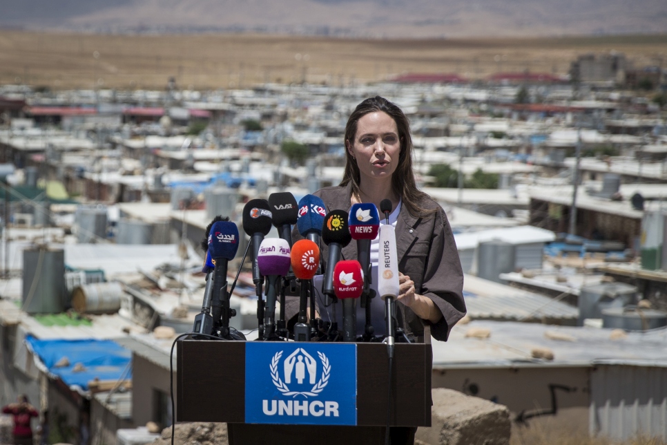 L'Emissaire du HCR Angelina Jolie s'adresse aux journalistes dans le camp de réfugiés de Domiz en Irak. 